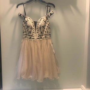 Semi- Formal off the shoulder Juniors Dress NWT never worn